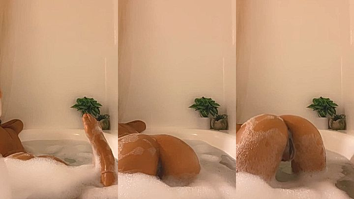 onlyfans model Helayna Marie shows her soapy big ass in the bathtub