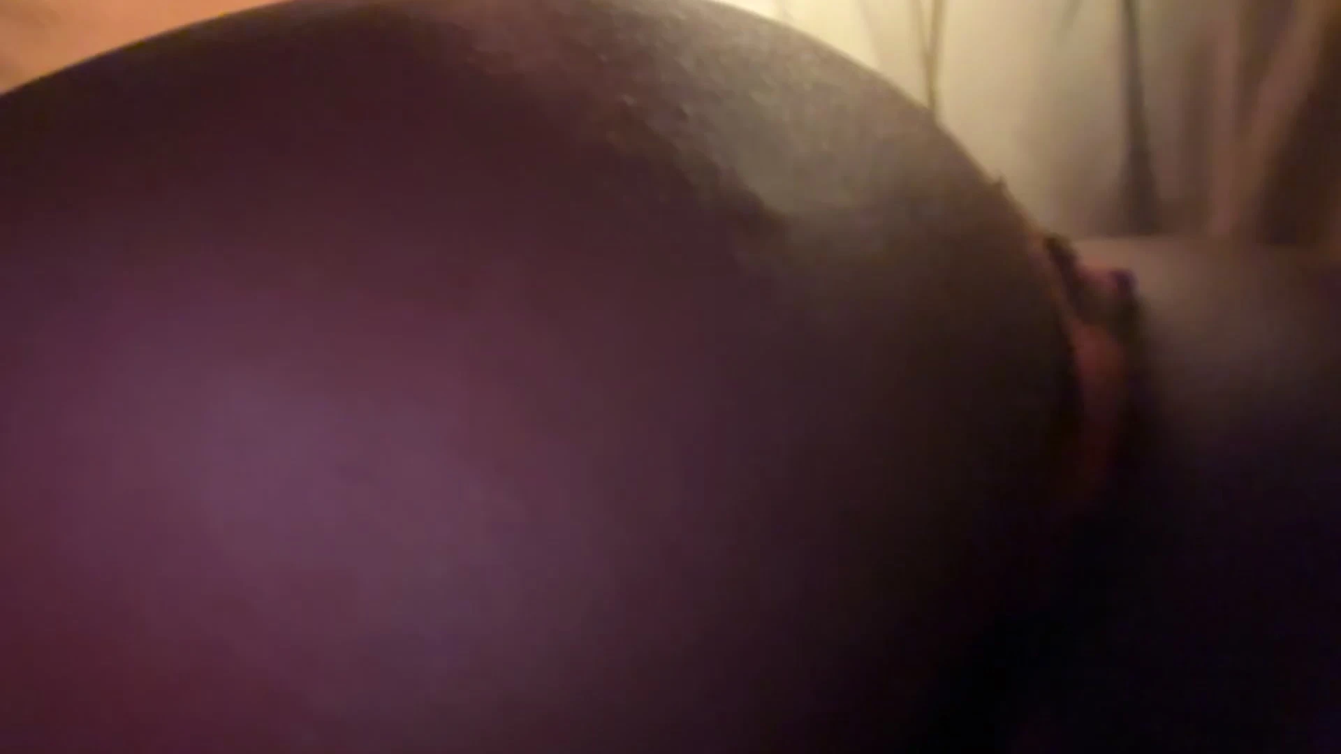 Frankiiy shows her big butt to her fans