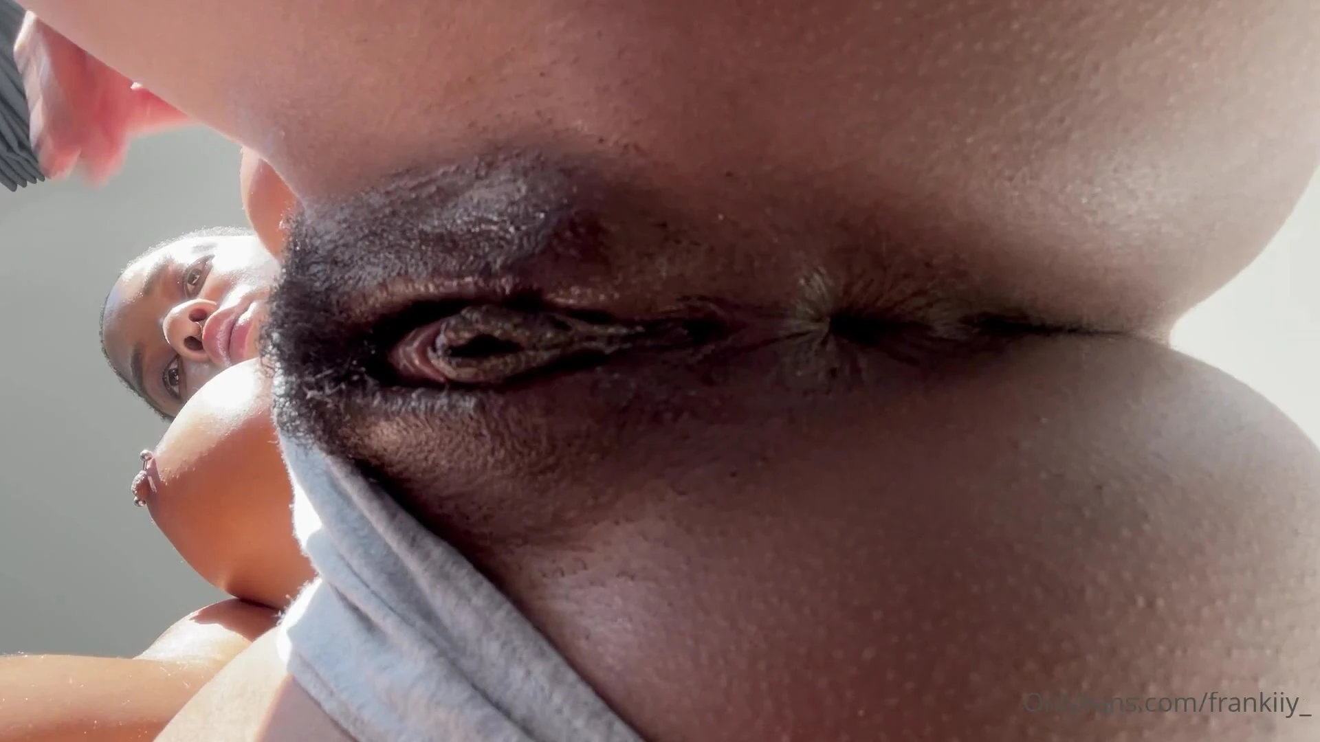 Frankiiy squats toshowoff her amazing ass to her fans