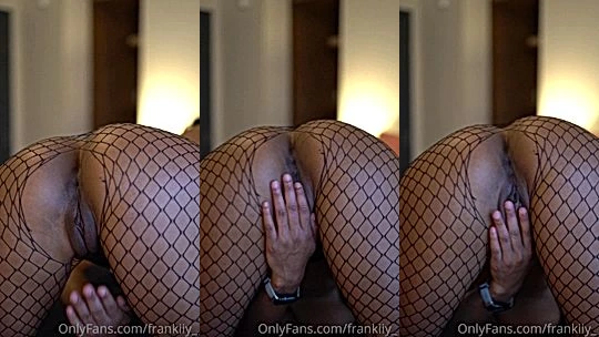 Frankiiy bends and show off her amazing butt