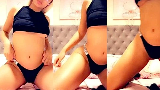 onlyfans slut Himynamestee’s sexy body tease in front of the camera