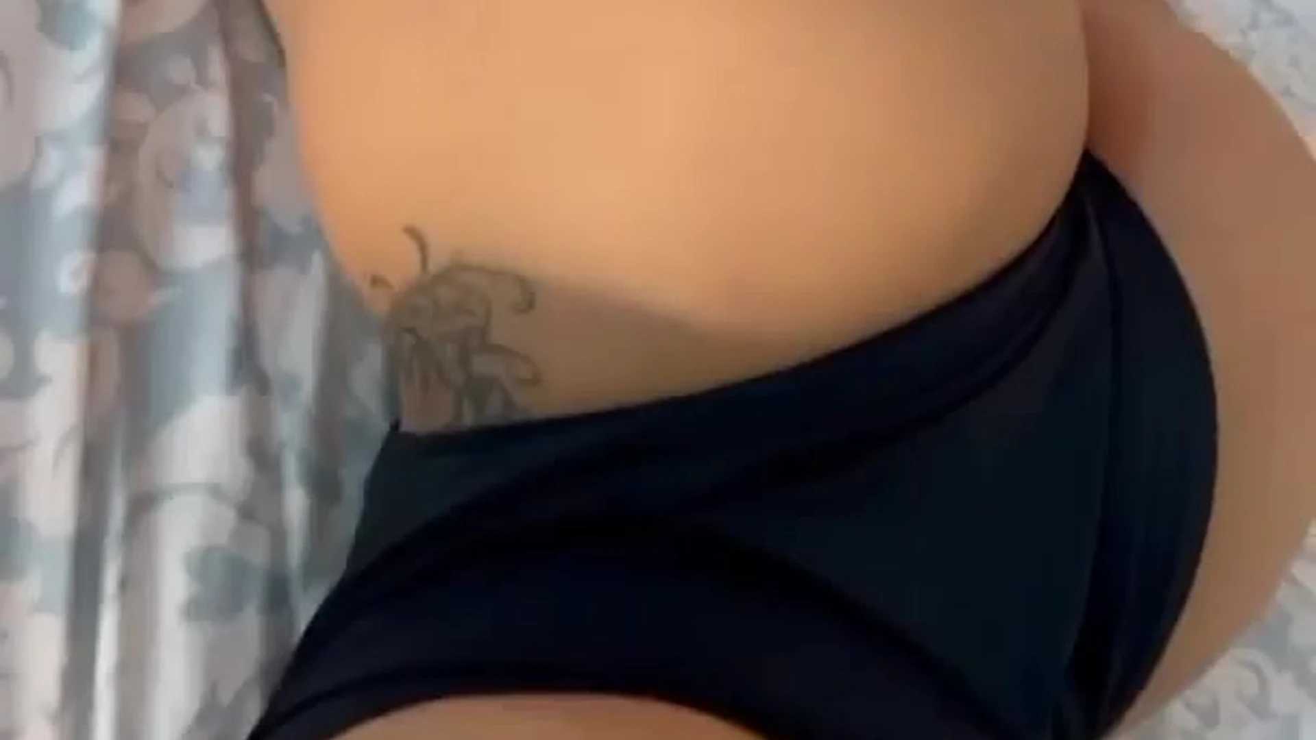 onlyfans model Himynamestee teasing her big booty on cam