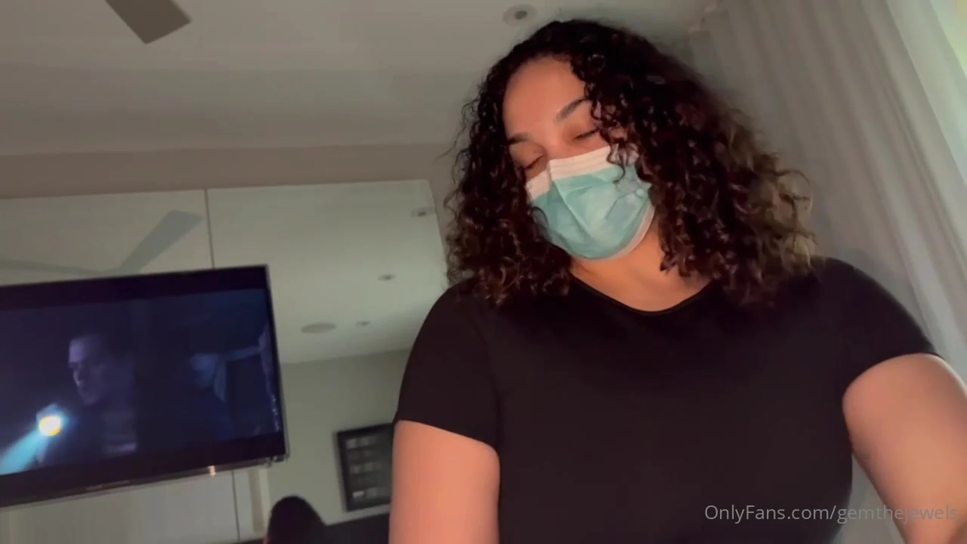 hot ebony maid gives her master a blowjob real quick before his wife gets back home Gem Jewels leak